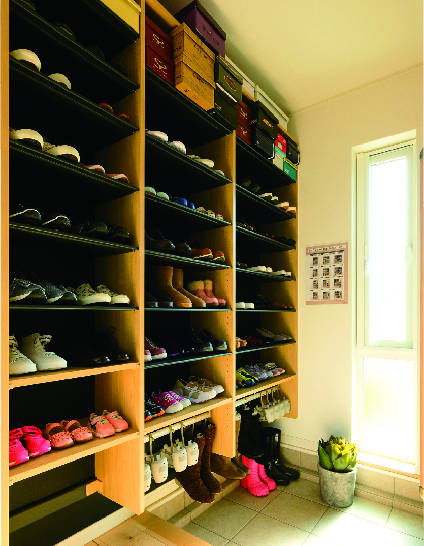 大きな採光窓がある広い玄関ホール。4人家族の80足以上の大容量シューズクローゼット。ペット用品・ウォーキンググッズ・ベビーカー・ゴルフバッグ・雨具もスッキリ収納できます。手の届く高さにシーズンごとの靴が収納できるので、季節が変わっても便利です。